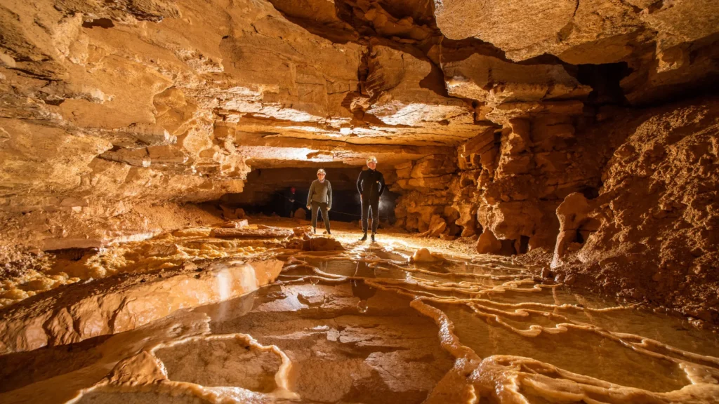 Spéléologie dans l’Ain dans une cavité karstique